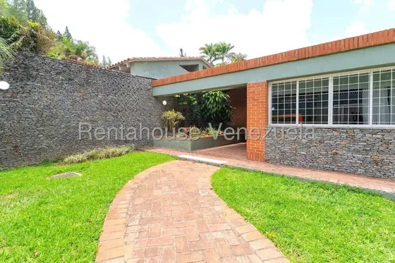 Casa En Venta Remodelada- Urbanización La Lagunita Country Club- Daniel J. López- 26-9626
