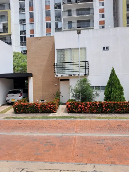 Vendo Hermosa Casa De 4 Habitac., 2 Parqueaderos Y 4 Baños 