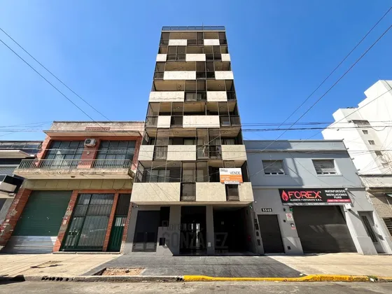 Departamento Con Amplio Balcón Al Frente En Monte Castro 
