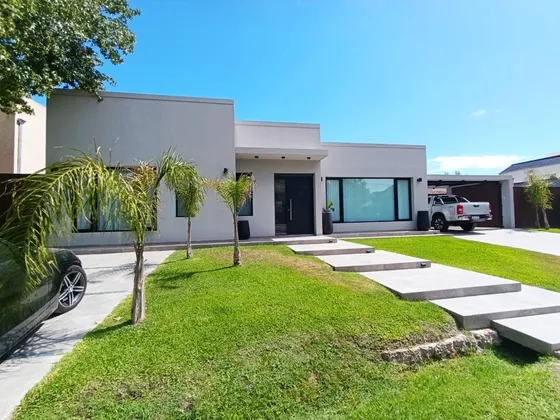 Venta  Casa De Cuatro Dormitorios Calidad Premium Country Club Banco Provincia