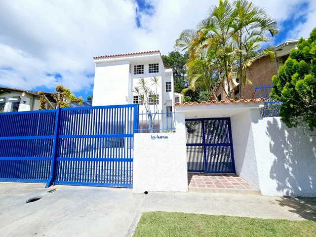 Casa En Venta De 319 M2 De Construcción Y 643 M2 . Conservada, Iluminada Y Ventilada