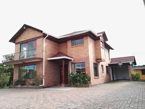 Vendo Casaquinta Chia $2.300 Millones. Permuto X Apto Santa Marta, Bogota, Finca Boyaca, Propongan