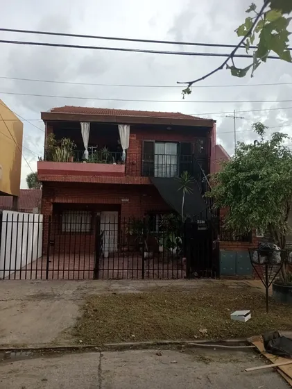  Esteban Merlo 5300, Caseros / Casa 3 Ambientes / 2 Baños/ Garage/ 80 M2/  U$s 60.000