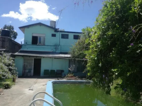 Casa En Venta - 4 Dormitorios 2 Baños 1 Cochera - 261mts2 - Los Hornos