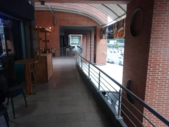 Potencial  Local Comercial En Alquiler En La Av. Sucre De Los Dos Caminos