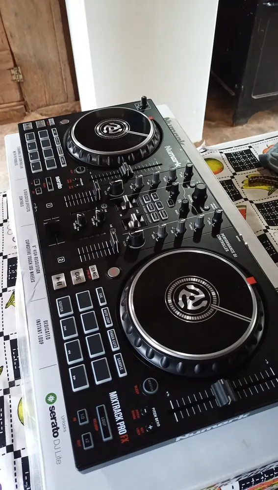 Controlador DJ Numark Mixtrack Pro FX 2 Canais 2 Decks Hot Cue