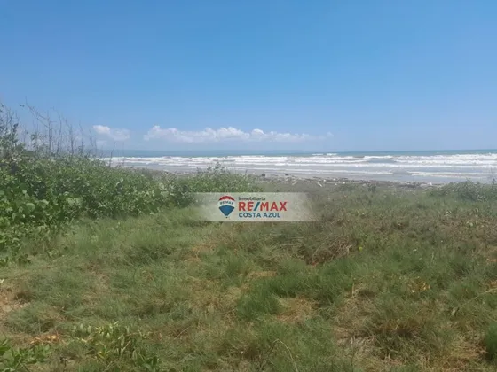 Remax Vende Terreno De 1387 M² En Tucacas A Orilla De Carretera Y Frente Mar En Sector La Ramadita