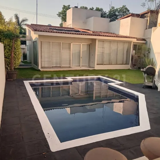 Céntrica Casa De Un Nivel Con Jardín Y Alberca En Jardines De Cuernavaca