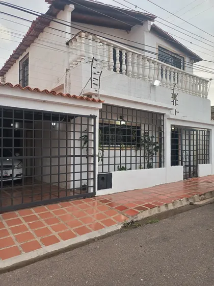 Atlantis Brsca Ofrecen En Venta Casa De Dos Niveles En Lomas Del Caroni