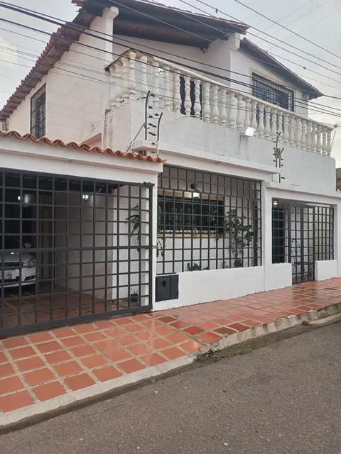 Atlantis Brsca Ofrecen En Venta Casa De Dos Niveles En Lomas Del Caroni