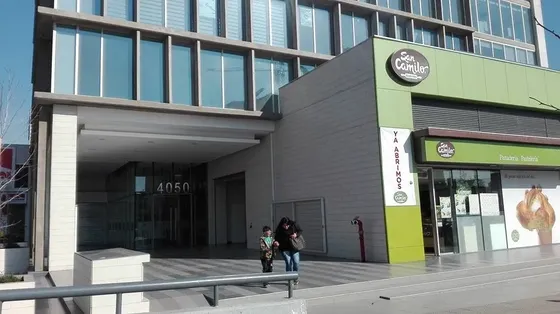 Amplia Oficina Comercial, Luminosa Y Excelente Conectividad