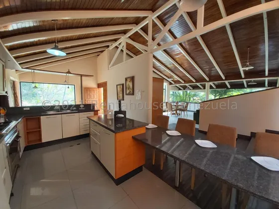 % Raiza Suarez Vende Espectacular Casa De Lujo En Exclusiva Zona De Cabudare 2 5 5 7 3 2 Dispone De 400m2 Tanque Subterráneo Depósitos Espectacular Jardín Comunícate Por Favor!                        