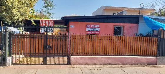 Casa De Tres Habitaciones, Estacionamiento Techado Y Patio.