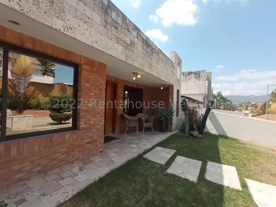 Casa En Venta Con La Seguridad Que Su Familia Se Merece Ubicada En Lomas Del Country Valencia Carabobo Cod 24-13910 Eloisa Mejia