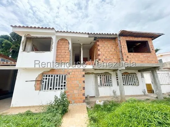 Desireé De Sousa Vende Amplia Casa Para Modernizar En Colinas De Santa Rosa Barquisimeto, Tanque Subterráneo, Patio, 2 Niveles #25-22288