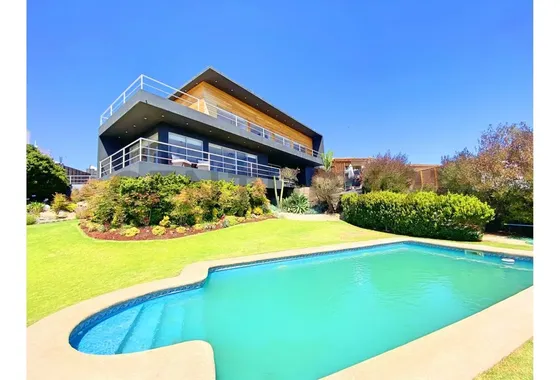 Se Vende Casa Con Excelente Vista En Peñuelas.