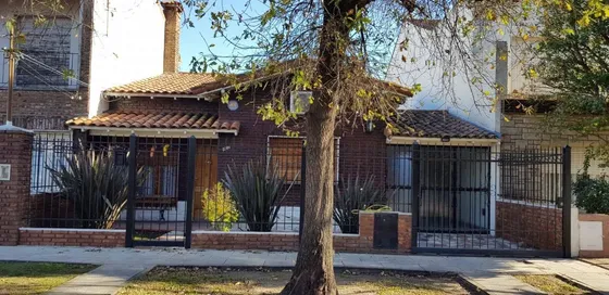Chalet En Dos Plantas De 3 Amplios Ambientes, Con Piscina, Quincho Y Parrilla. 