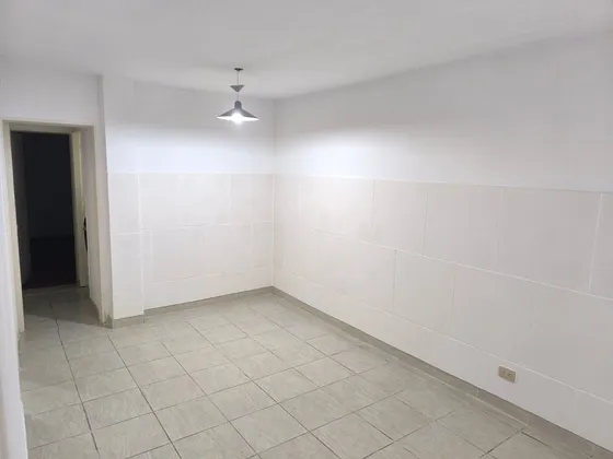 Venta Departamento 1 Dormitorio De Pasillo. Abasto