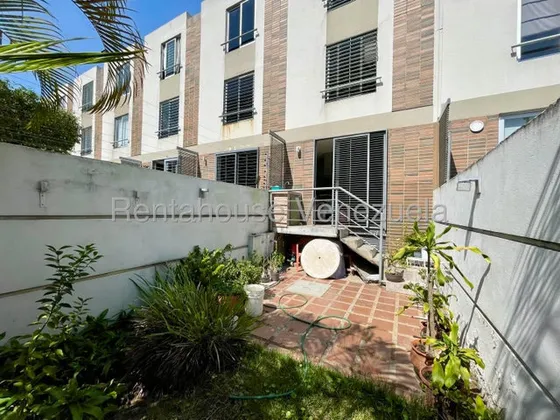 Maritza Lucena Vende Hermosa Casa En El Este De Barquisimeto, De Tres Niveles. Amplia Habitación Principal Con Vestier, Cocina Integrada Con Comedor, Bello Patio, Piscina, Vigilancia 24/7.