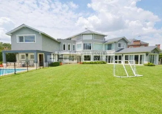 D. Esteche Realty & Home Ayres De Pilar. Casa Classica En Excelente Lote.