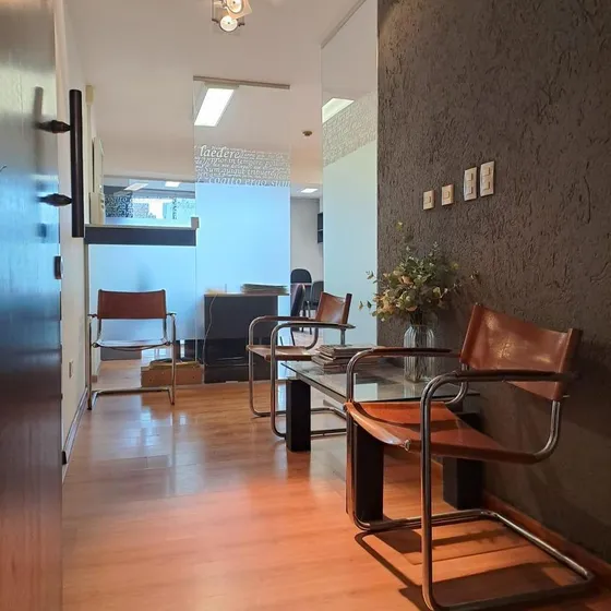 Oficina En Zona Tribunales I. Arturo M Bas 136. 2 Privados, Recepción, 2 Baños.