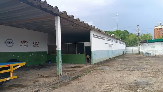 Terreno Con Bienhechuria En La Av. Raul Leoni Ve17-019vs-nbar