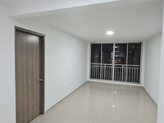 Apto De 3 Habitaciones,  2 Baños, 4to Piso En Alameda 