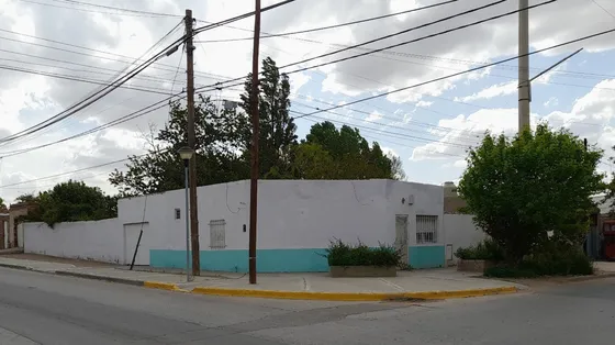 Terreno Con Buena Ubicacion, Casa Habitable Apta Para Remodelacion, Patio Amplio.