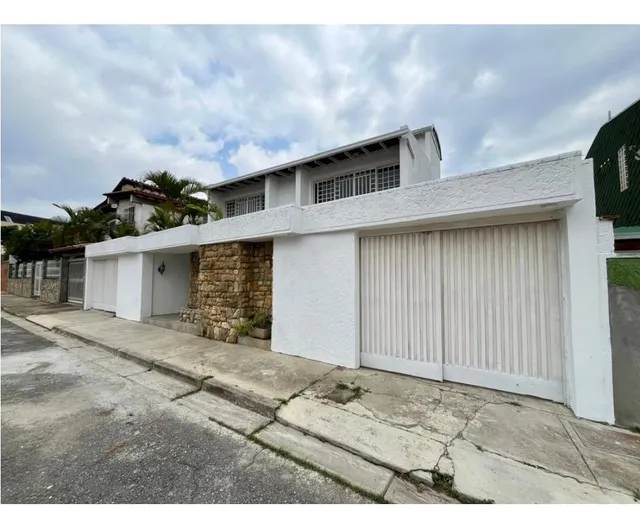 En Venta En Precio De Oportunidad, Hermosa Casa En Calle Cerrada, Espectacular Vista En Lomas De Prados Del Este