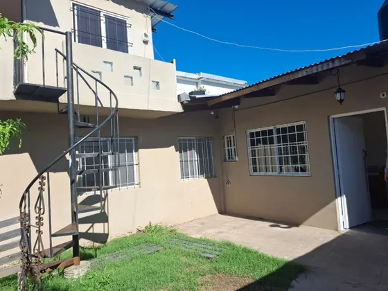 Casa En Alquiler - 4 Ambientes | Monoambiente Extra En Planta Alta | 90 M Cubiertos | Quilmes Oeste.