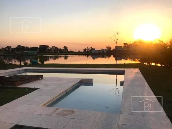 Casa En Venta 4 Amb. Con Fondo A La Laguna En Santo Domingo. Canning  San Vicente.