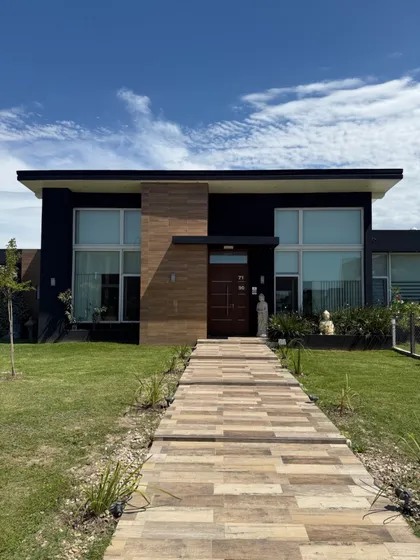 Casa A La Venta En Lagos De Canning....amplia Financiacion!!!!