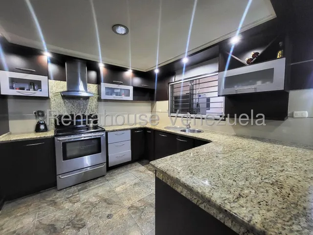 Rent-a-house Vende Bellísima Casa, Los Sauces, Av. Aragua, La Morita I, Maracay, Estado Aragua, 25-12859 Gf.