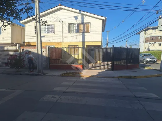 Casa En Venta De 3 Dorm. 2 Baño En Padre Hurtado, El Manzano