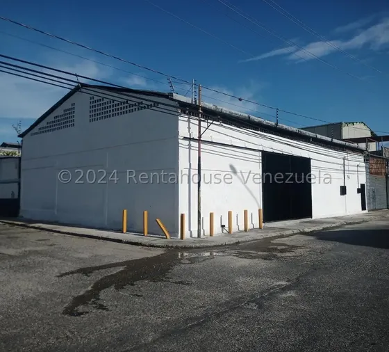 Dennymar, Vende Este Espectacular Galpon En Cabudare Tarabana, Con 270m2, Posee Oficina, Con Todos Los Servicios Basicos! Contactame. 27 699