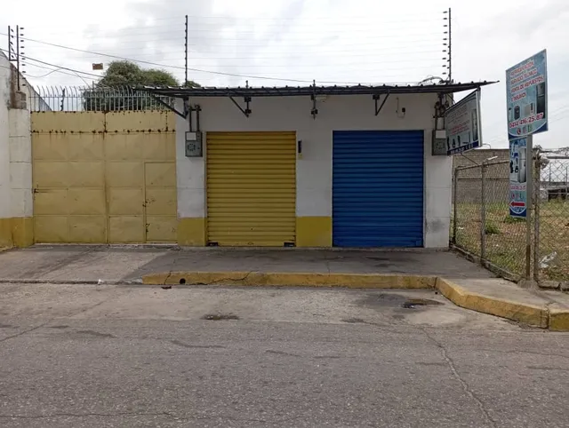 Galpon Con Locales Comercial A Pie De Calle En La Parroquia San Blas Cod. Indil-199