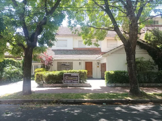 Chalet: 3 Dorm;  Escritorio (enpbja.) + Dep.scio 2gjje Etc. Sobre Lote De 15,50 De Frente Con Excelente Pulmón. (esc. Ofta)