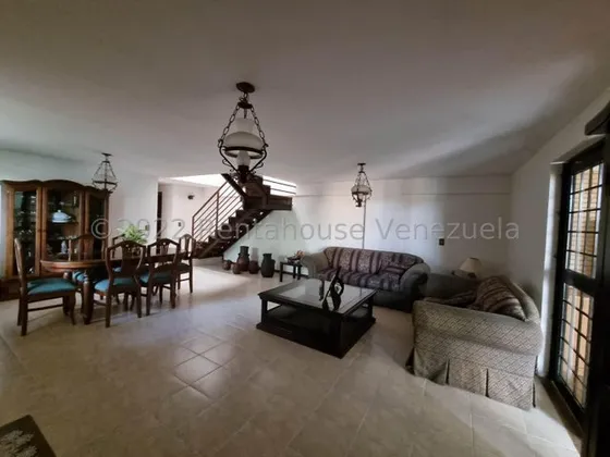 Bello Townhouse En Venta Con Jardin Y Vigilancia Privada En Llano Alto