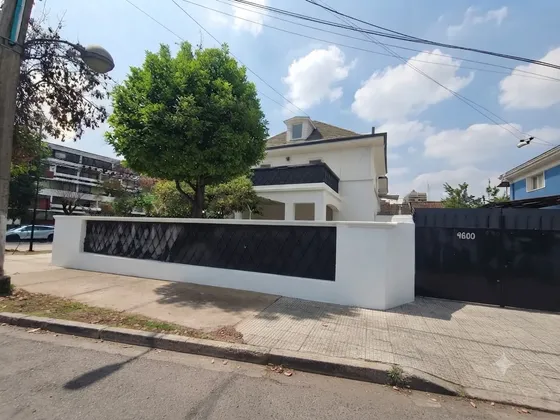 Propiedad Comercial Esquina - Ñuñoa · 518 M² · 12 Oficinas