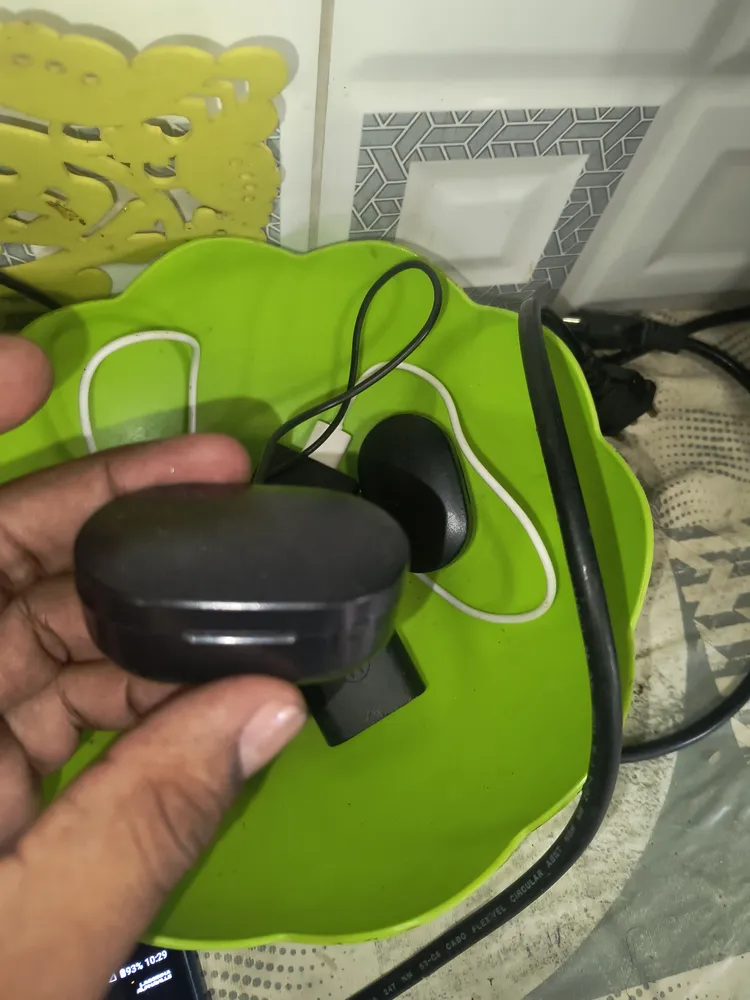 Usuário segurando o Fone Hardline