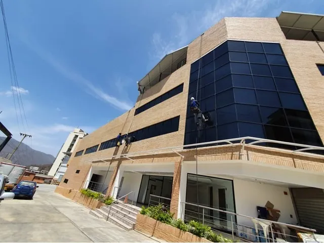 Venta Galpon Industrial A Estrenar En La Av Ppal La Yaguara
