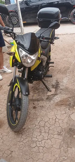 Color Amarillo Se Va Con Su Casco Papeles Y Factura En Mano