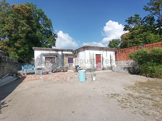 Casa Con Terrerno Amplio, Ideal Para Proyecto En El Limon Maracay 23-21588 Ec-ir