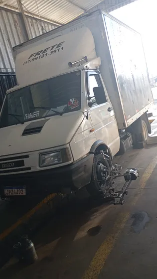 Caminhão 3/4 Iveco Daily Ano 2004, Branco Com Baú Chapeado.