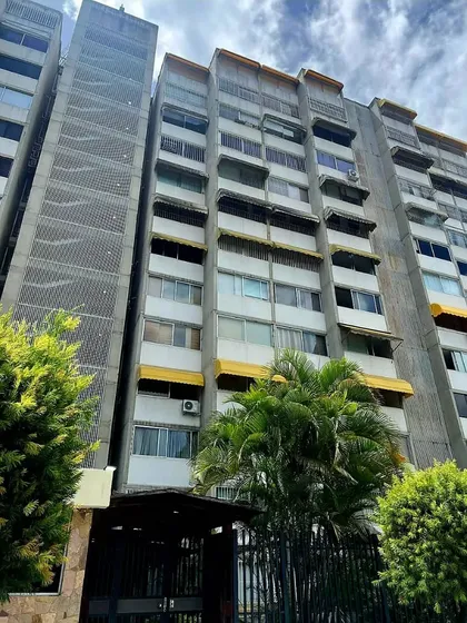 Apartamento Ubicado En La Bonita Piso Alto ( Urbanización Cerrada)