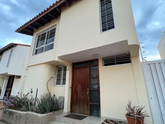 Amplia Casa Familiar En Coral Garden, Sabanamar, Isla De Margarita