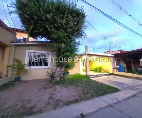 Héctor Malavé, Vende Espectacular Casa En Caminos De La Mendera En Cabudare, Cómodas Habitaciones Con Closets, Una Con Baño, Hermosa Cocina Concepto Abierto.