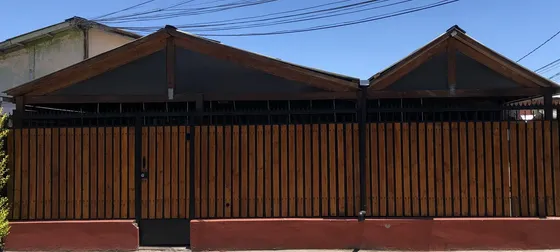 Se Vende Amplia Casa Esquina, Cercana A Metro Laguna Sur.