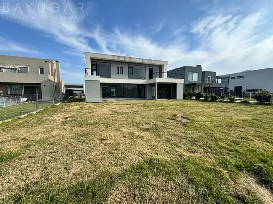 Venta - Casa En Barrio Chateau Pilar - En Construcción