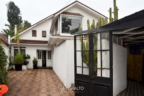 Casa En Venta Lo Barnechea / Huinganal (pasaje Cerrado)